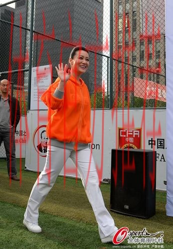 佩兰辅导小学生训练 形象大使谭晶同互动 佩兰辅导小学生训练 形象大使谭晶同互动